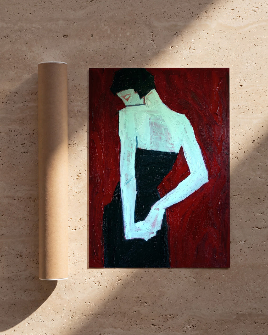 Plakat Akt na czerwieni obok tekturowej tuby wysyłkowej