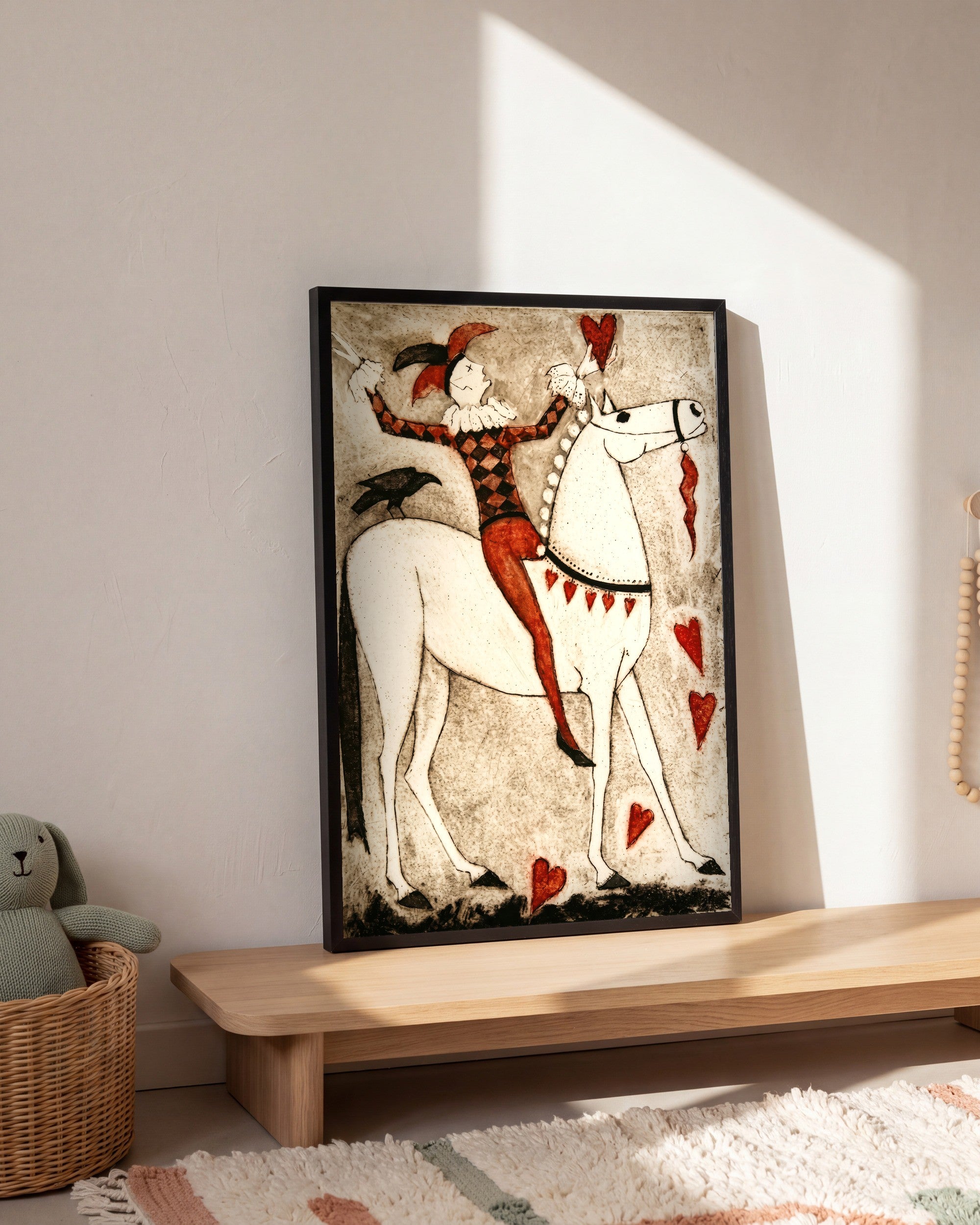 Plakat Arlekin i koń w pokoju dziecka, na dębowej półce