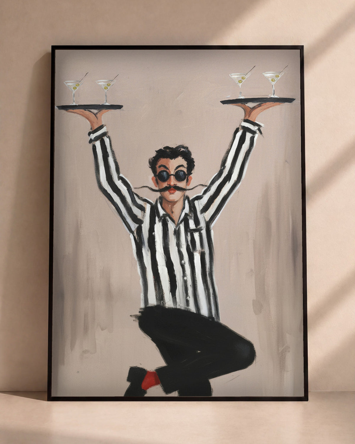 Plakat Barman z tacami w czarnej ramie opartej o ścianę