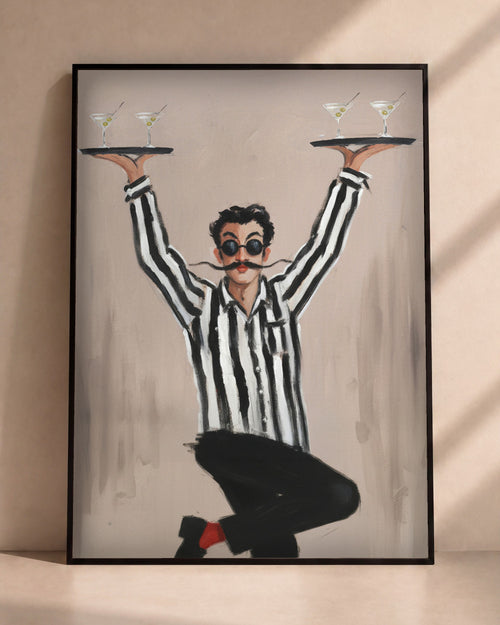Plakat Barman z tacami w czarnej ramie opartej o ścianę