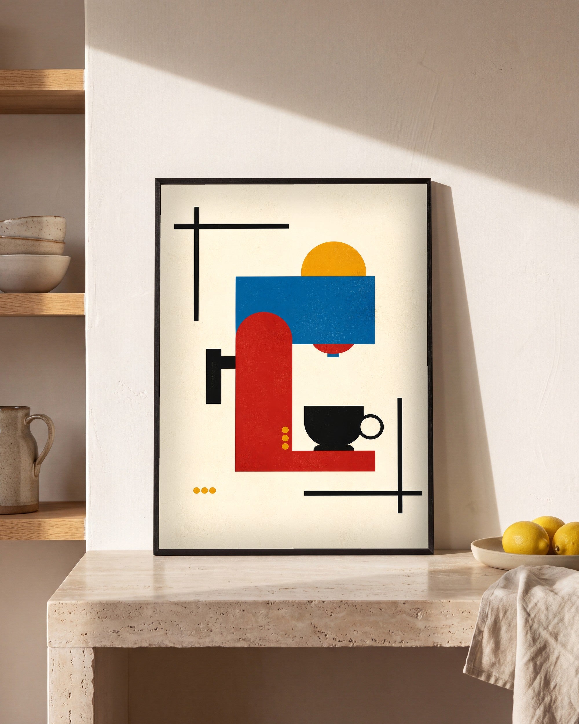 Plakat Bauhaus i kawa w kuchni, na kamiennym blacie