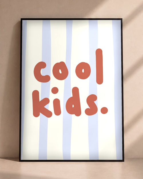Plakat Cool Kids w czarnej ramie opartej o ścianę