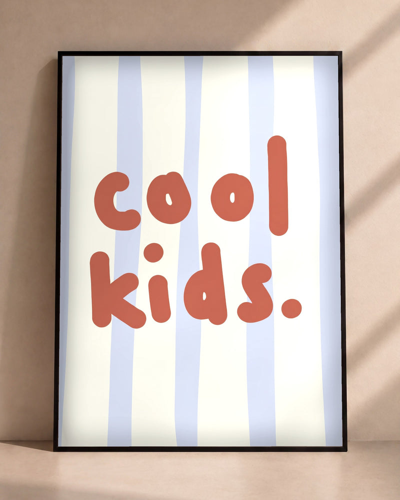 Plakat Cool Kids w czarnej ramie opartej o ścianę