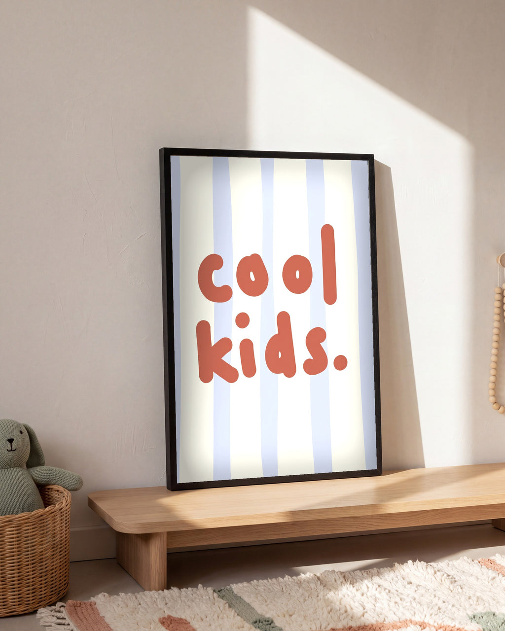 Plakat Cool Kids w pokoju dziecka, na dębowej półce