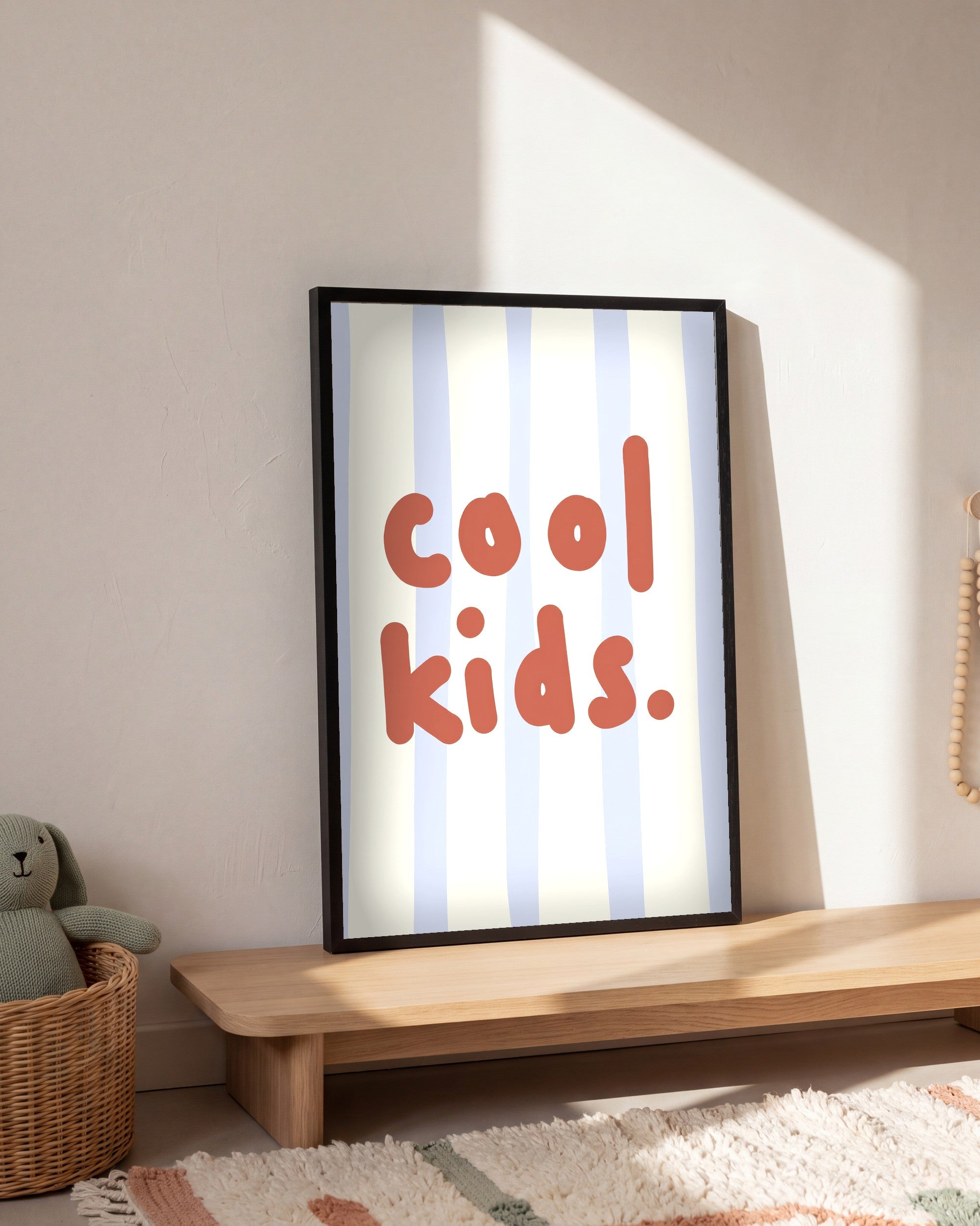 Plakat Cool Kids w pokoju dziecka, na dębowej półce