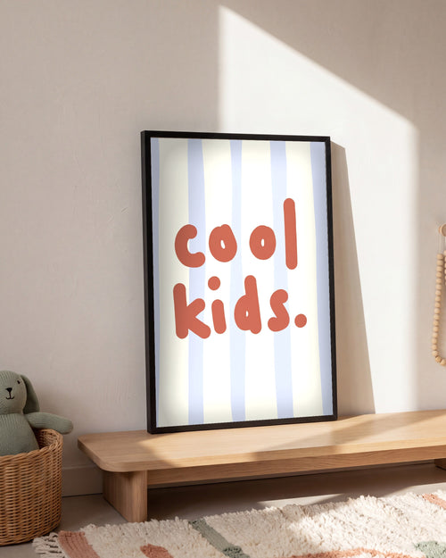 Plakat Cool Kids w pokoju dziecka, na dębowej półce