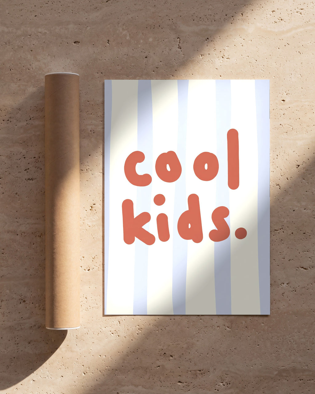 Plakat Cool Kids obok tekturowej tuby wysyłkowej