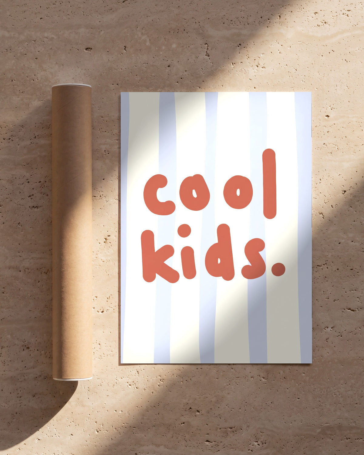 Plakat Cool Kids obok tekturowej tuby wysyłkowej
