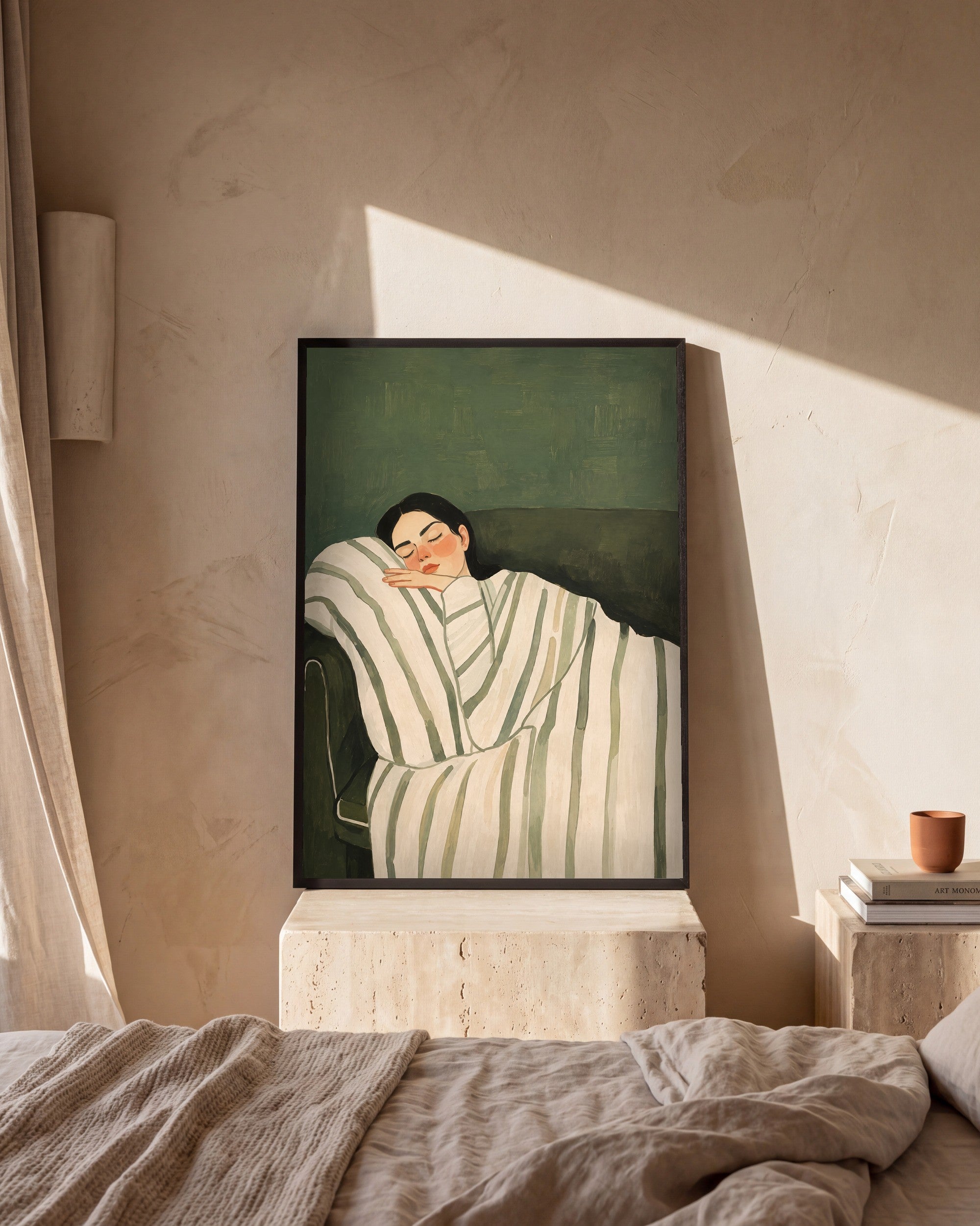 Plakat Drzemka w sypialni, na trawertynowej szafce nocnej