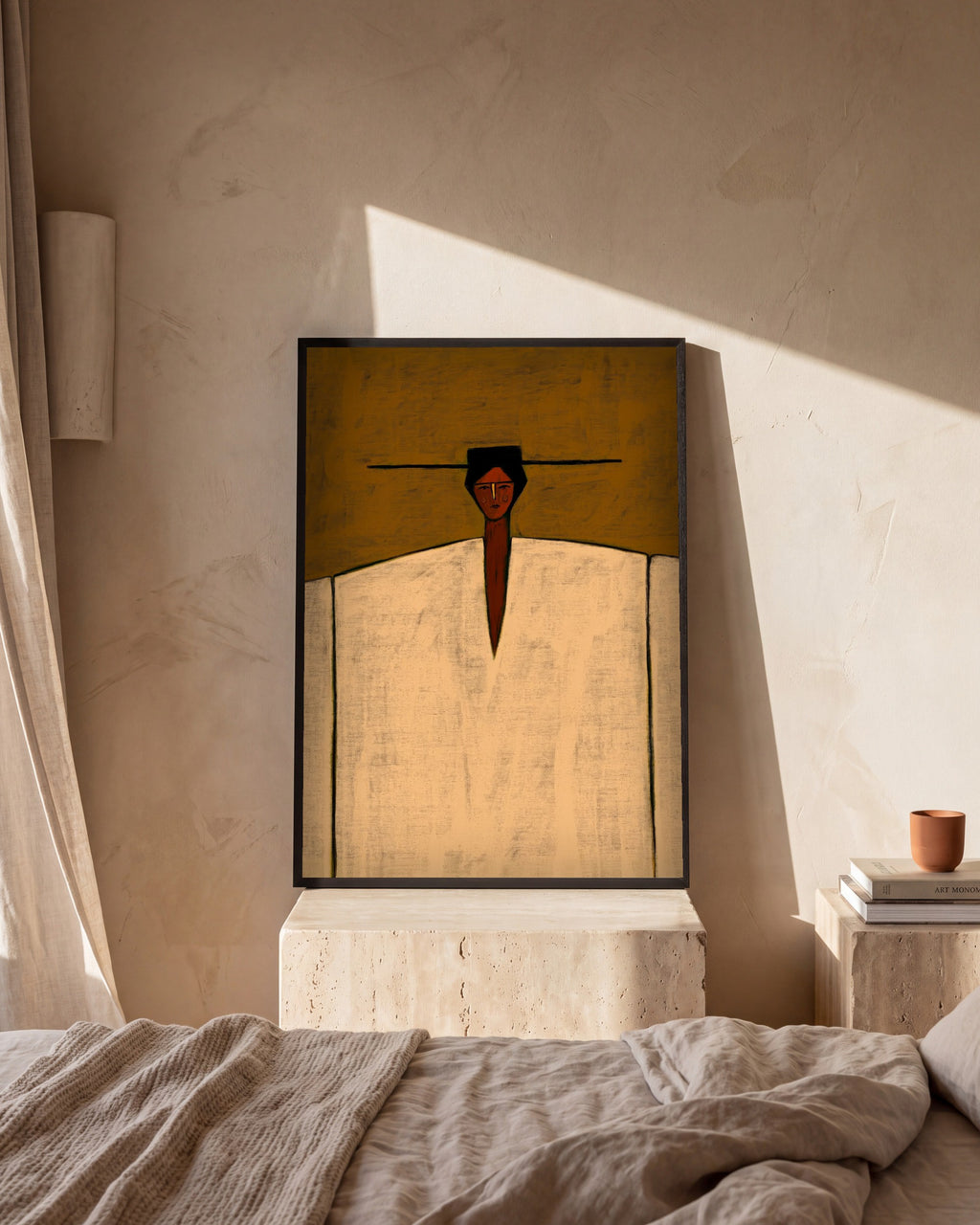 Plakat Figura w ochrze w sypialni, na trawertynowej szafce nocnej
