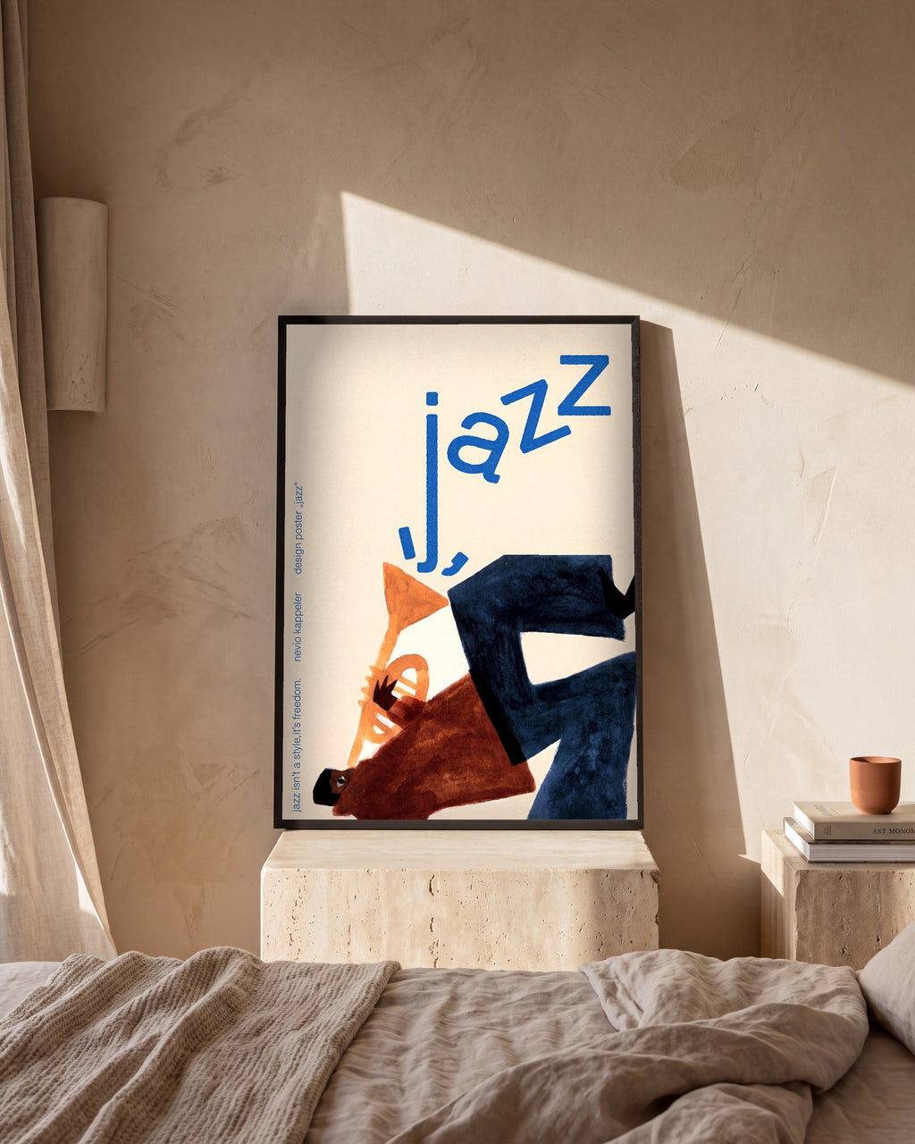 Plakat Jazz w sypialni, na trawertynowej szafce nocnej