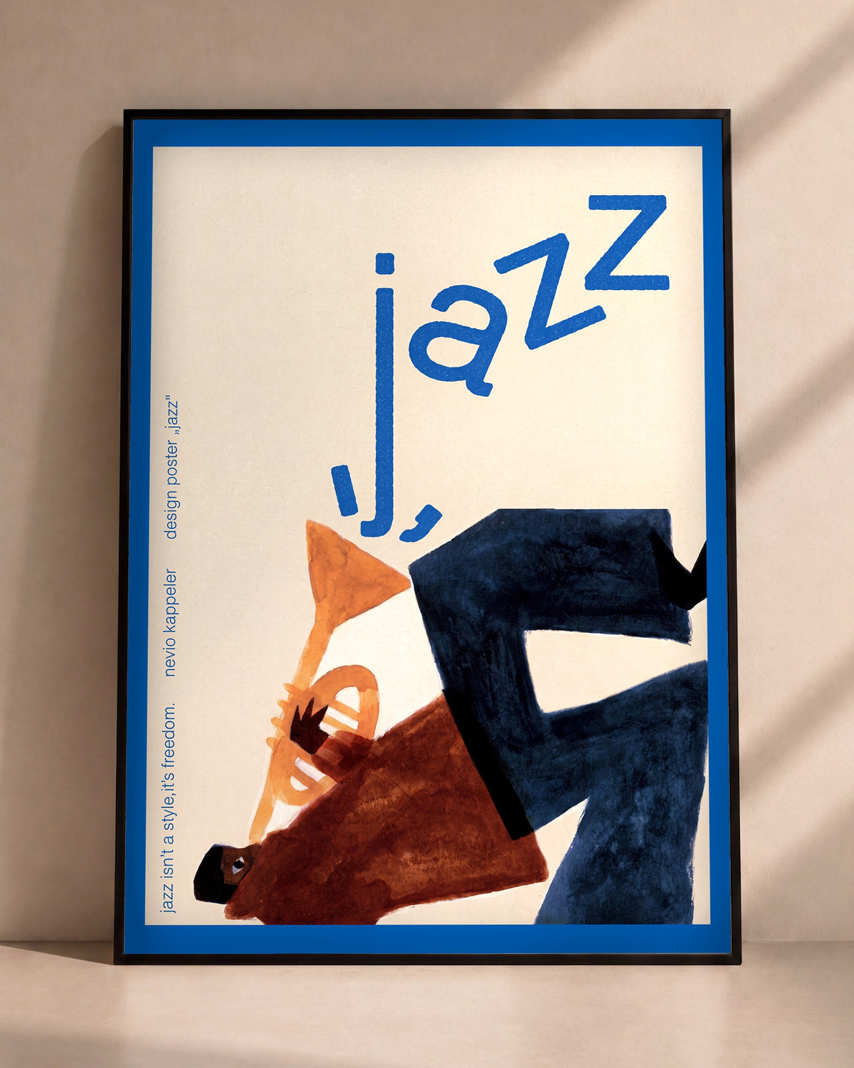 Plakat Jazz w błękicie w czarnej ramie opartej o ścianę