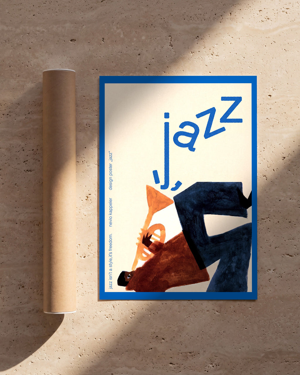 Plakat Jazz w błękicie obok tekturowej tuby wysyłkowej