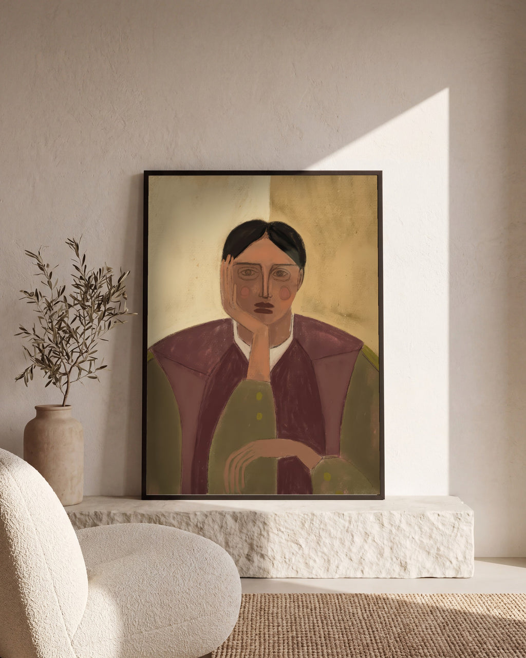 Plakat Kobieta w bordo w salonie, na kamiennym cokole