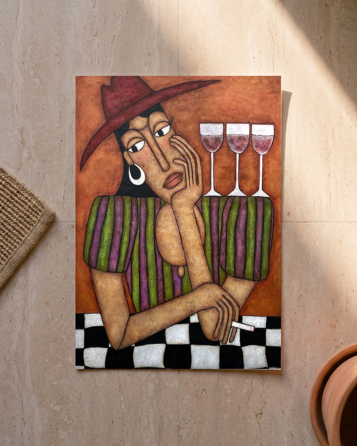 Plakat Kobieta z winem bez ramy, oparty o ścianę na podłodze