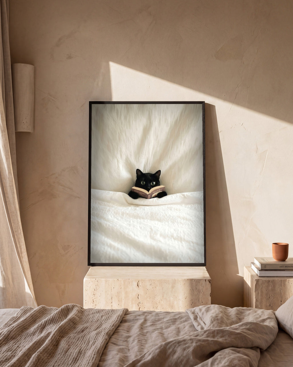Plakat Kot z książką w sypialni, na trawertynowej szafce nocnej
