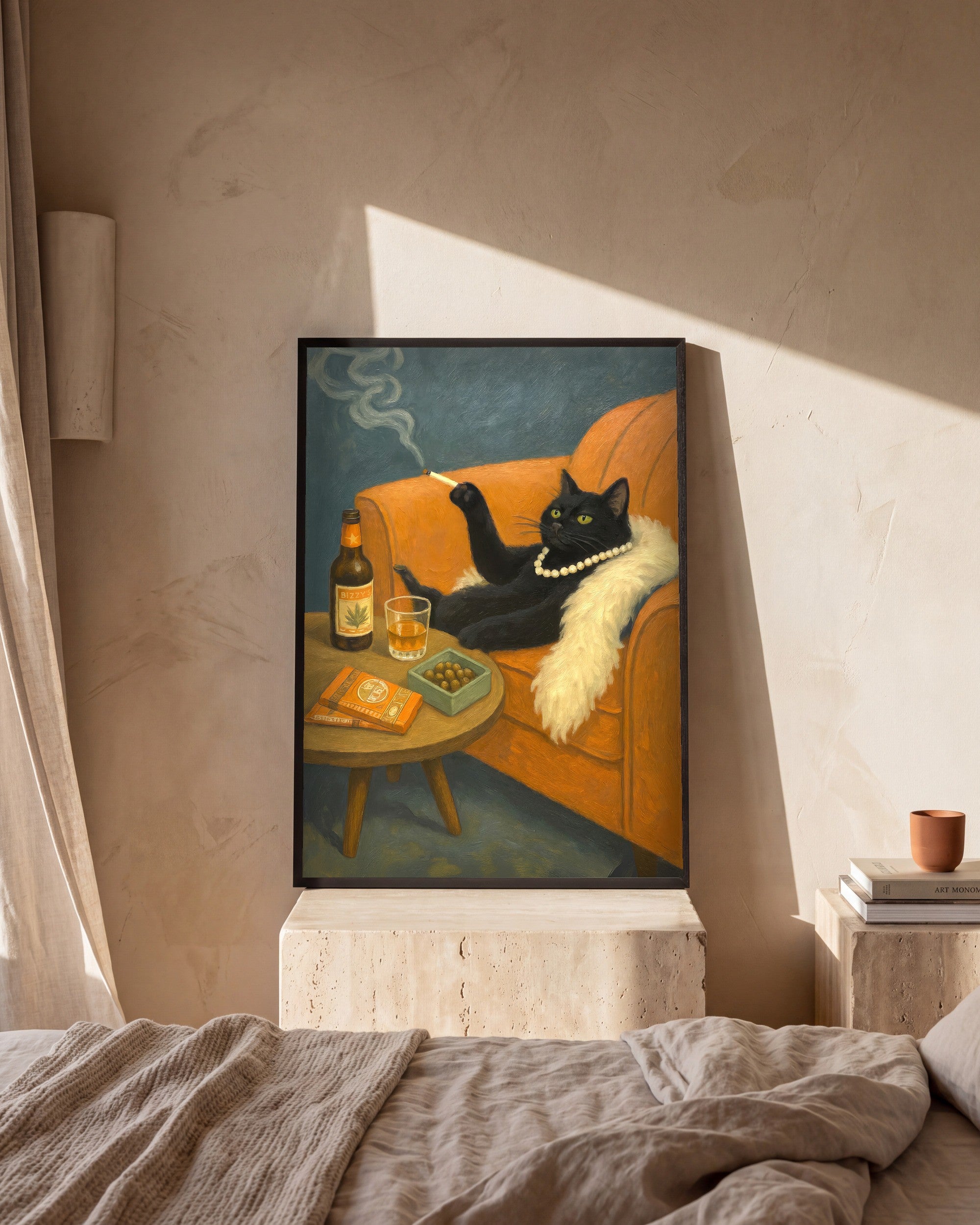 Plakat Kot z papierosem w sypialni, na trawertynowej szafce nocnej