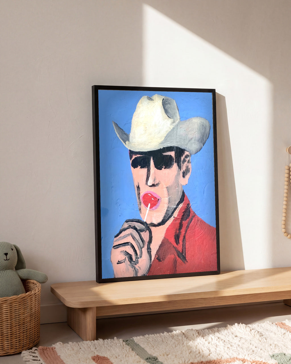 Plakat Kowboj z lizakiem w pokoju dziecka, na dębowej półce