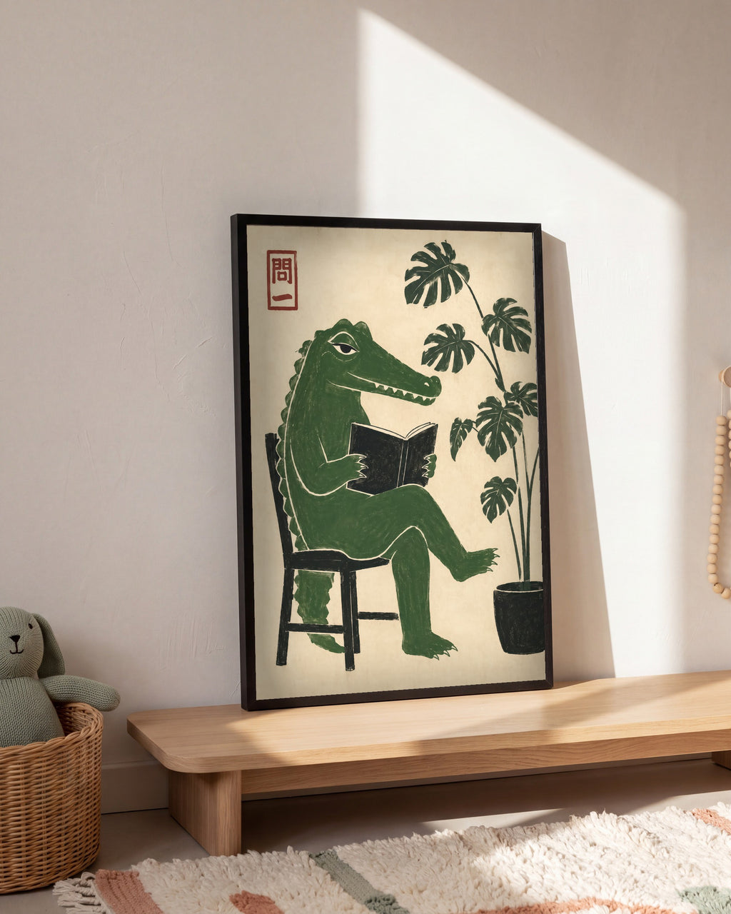 Plakat Krokodyl z książką w pokoju dziecka, na dębowej półce