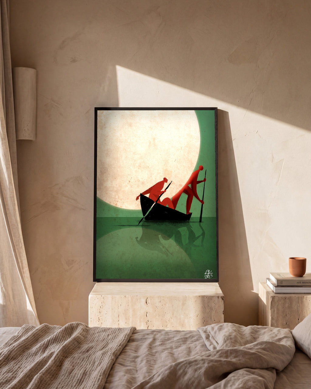 Plakat Łódź pod księżycem w sypialni, na trawertynowej szafce nocnej
