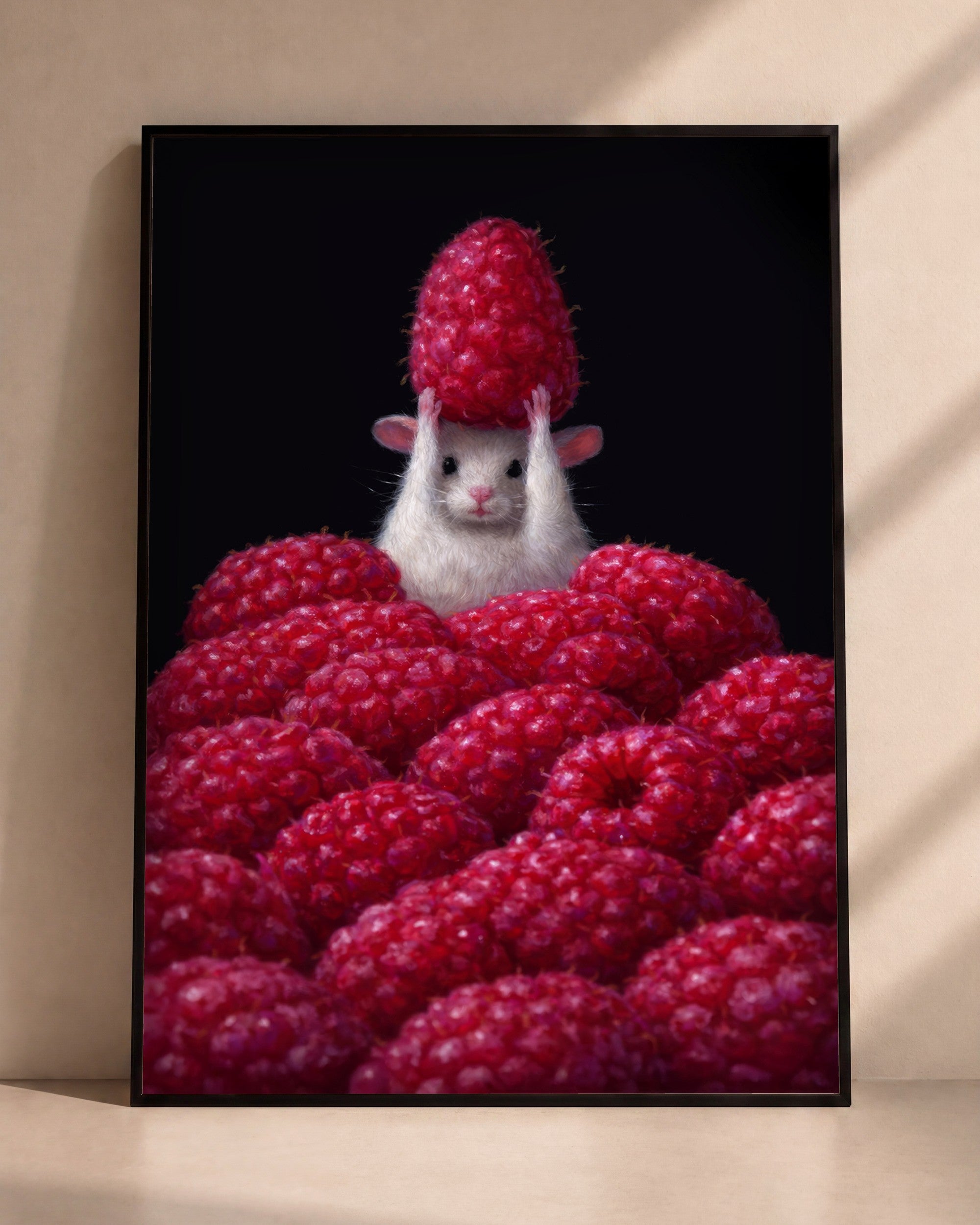 Plakat Mysz w malinach w czarnej ramie opartej o ścianę
