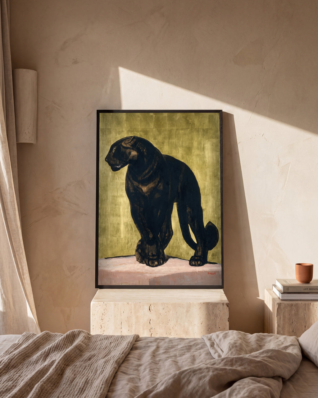Plakat Pantera w sypialni, na trawertynowej szafce nocnej