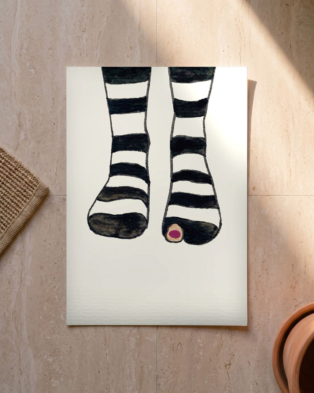 Plakat Pasiaste skarpety bez ramy, oparty o ścianę na podłodze
