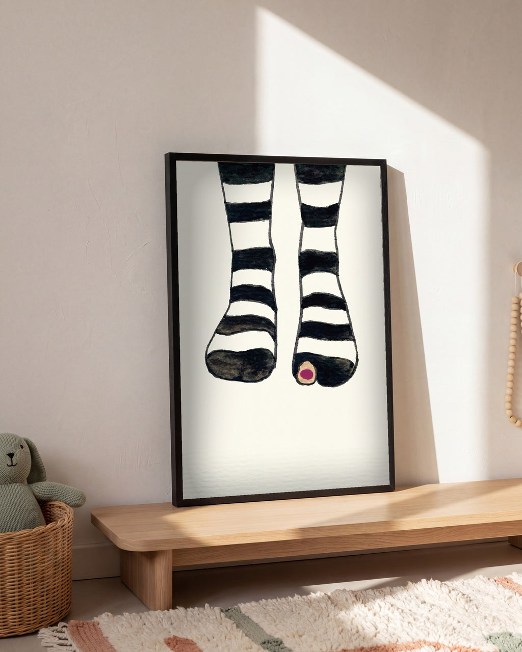 Plakat Pasiaste skarpety w pokoju dziecka, na dębowej półce