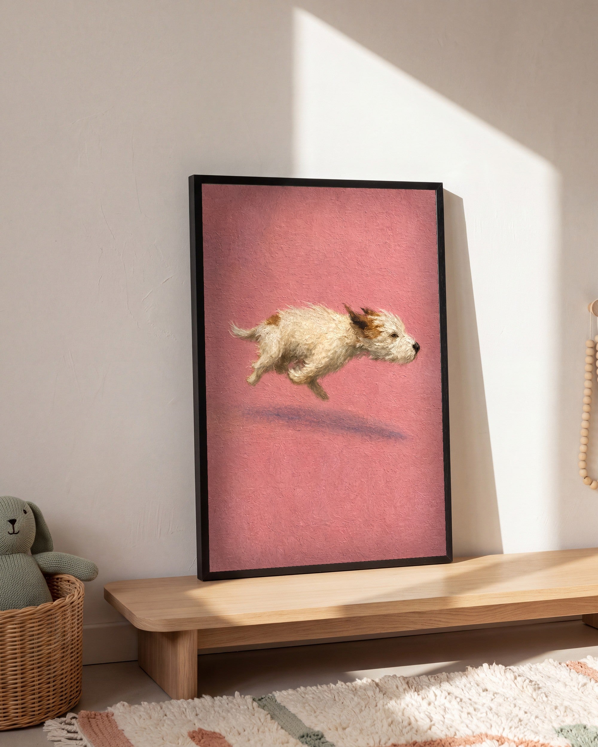 Plakat Pies w biegu w pokoju dziecka, na dębowej półce