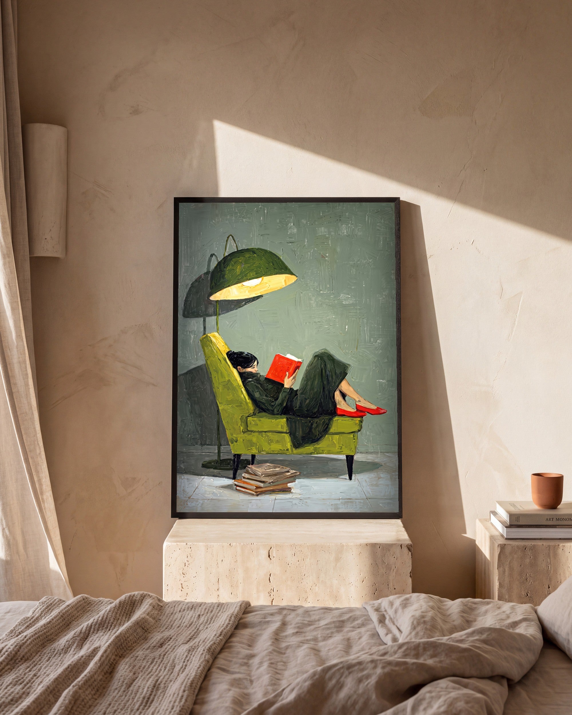 Plakat Wieczorne czytanie w sypialni, na trawertynowej szafce nocnej