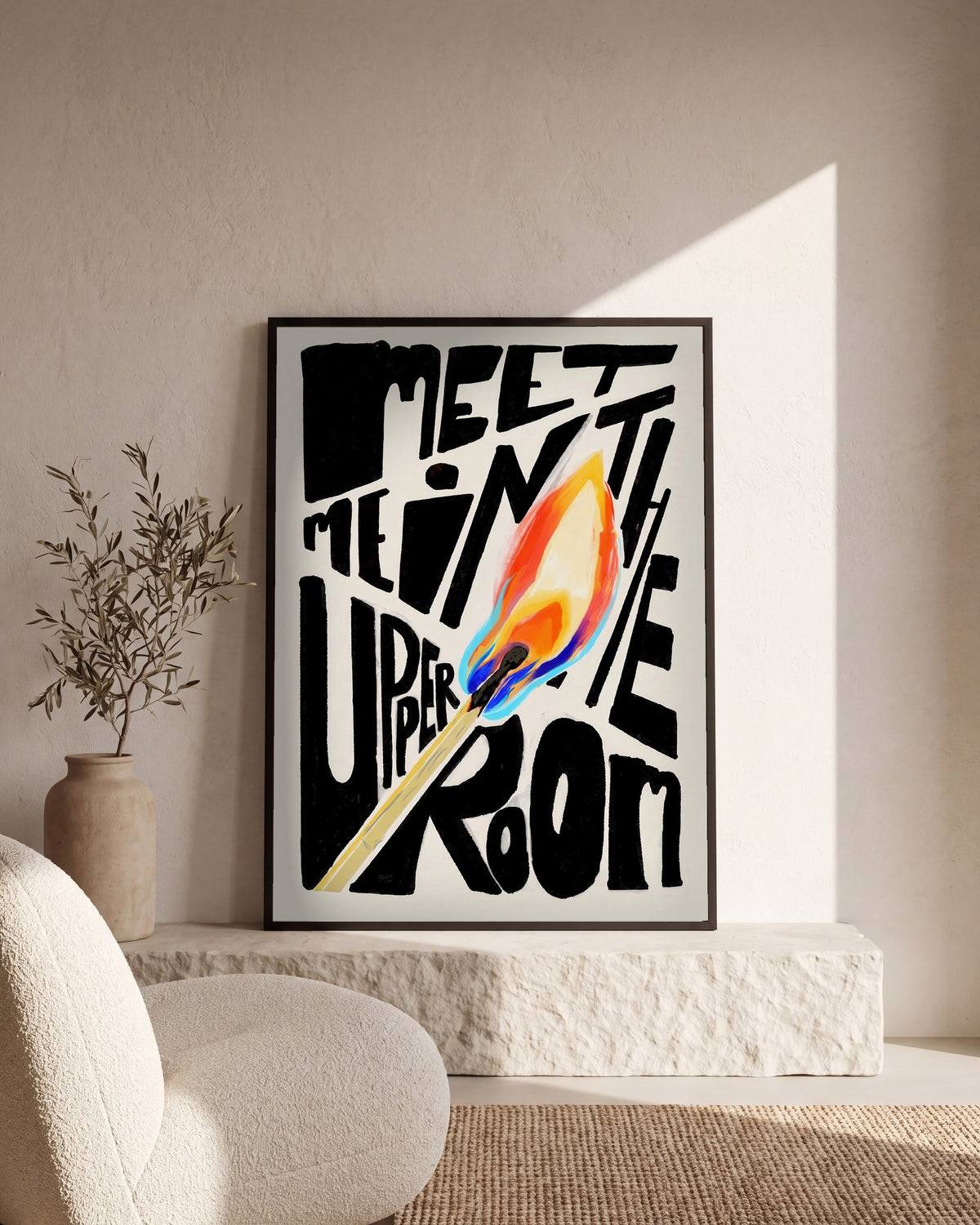 Plakat Meet Me in the Upper Room w salonie, na kamiennym cokole