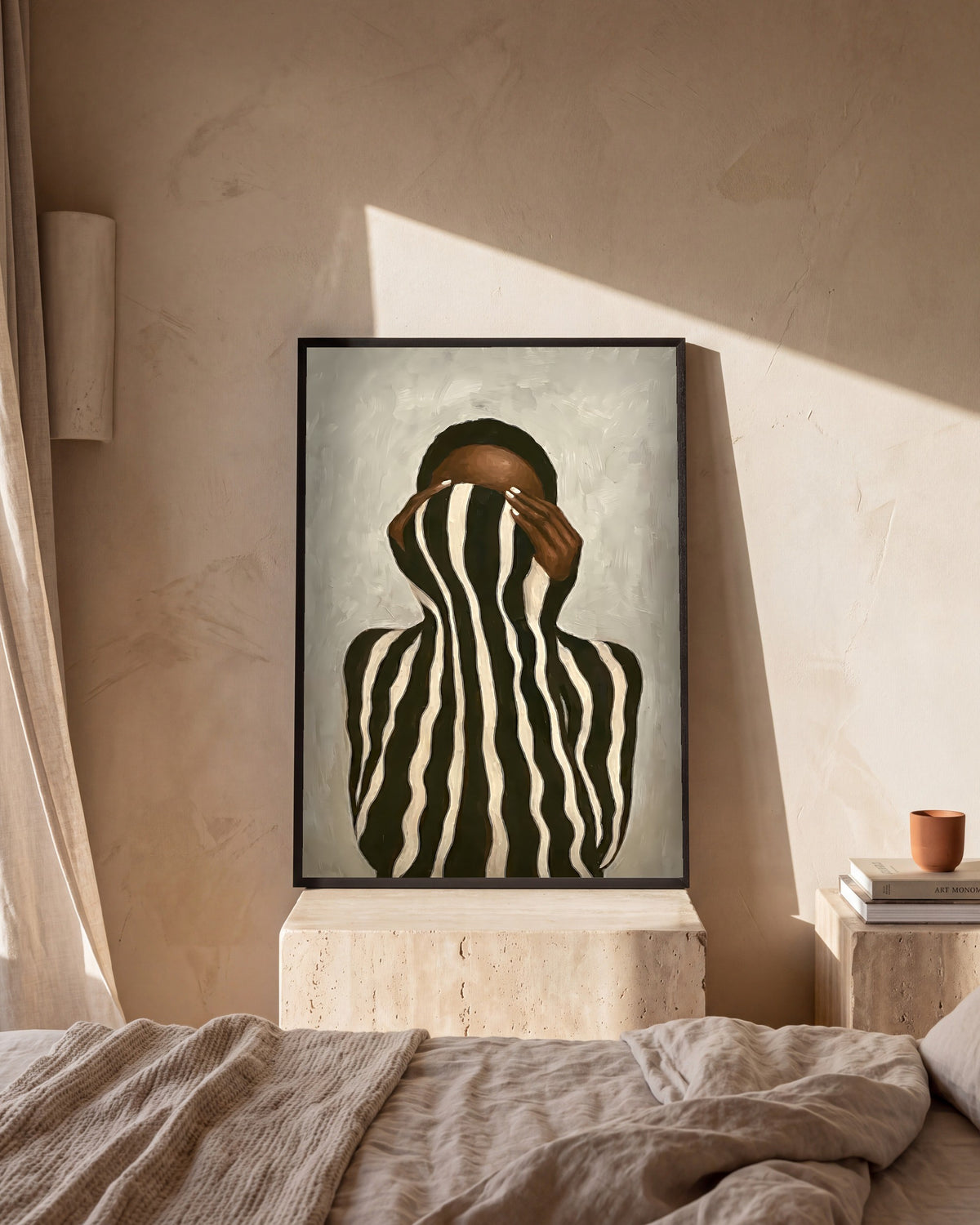 Plakat Zebra w sypialni, na trawertynowej szafce nocnej