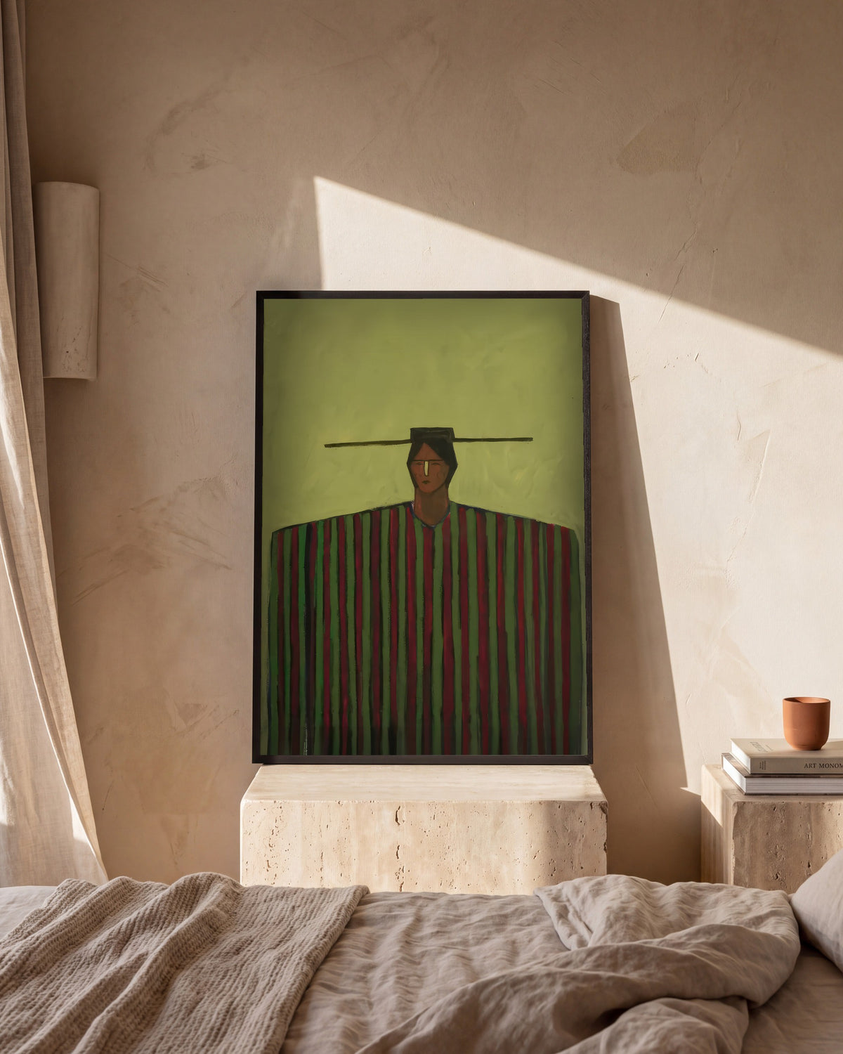 Plakat Zielony pasiak w sypialni, na trawertynowej szafce nocnej